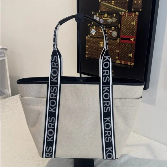 Stunning Michael Kors Large Tote - Picture 5 of 15